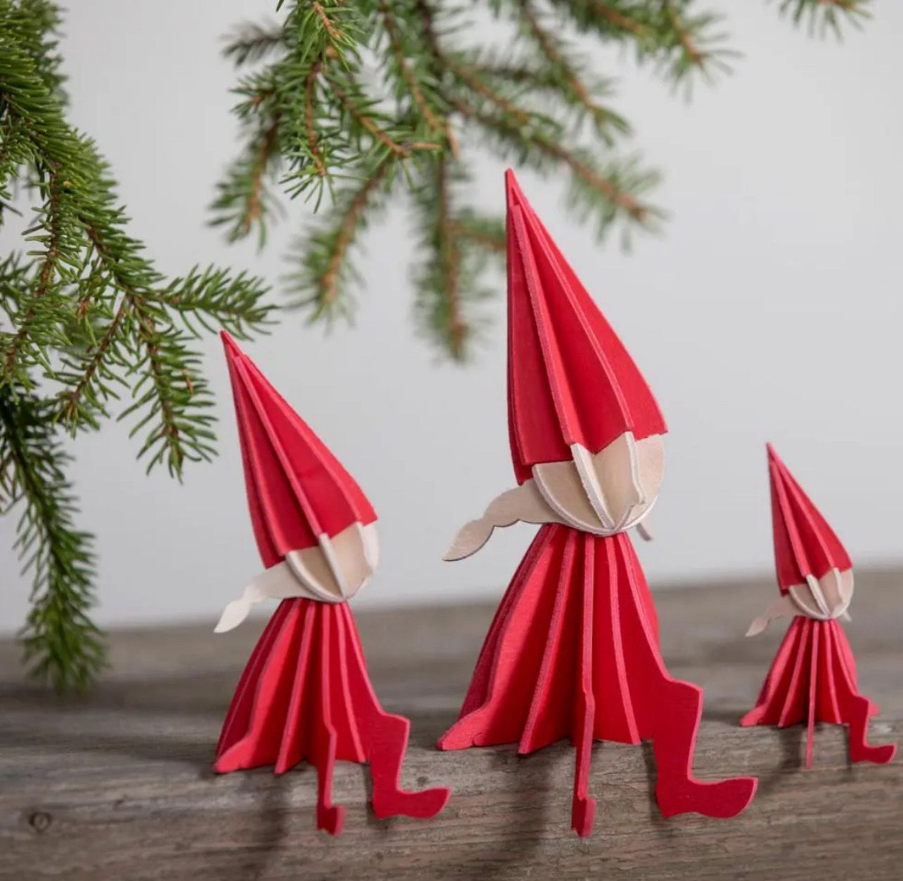 Weihnachtselfen Elfenmädchen rot, aus Holz in drei Grössen