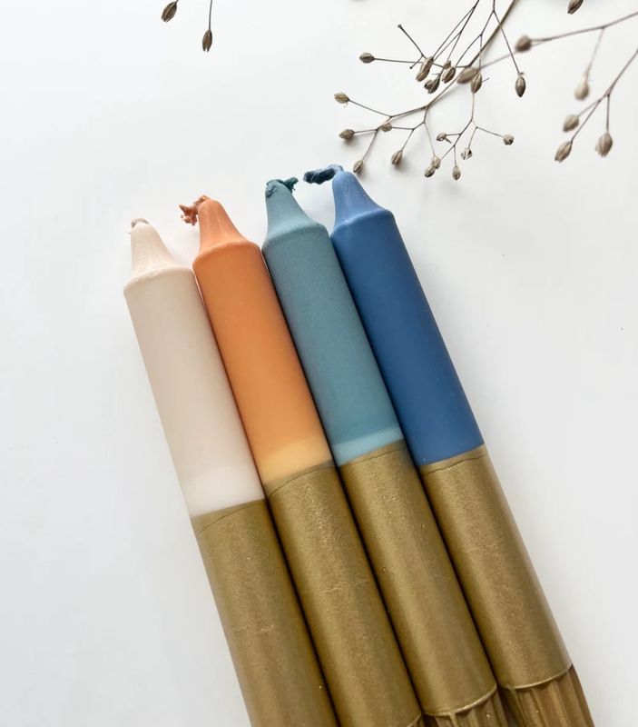 4er Kerzenset Dip Dye „Strandtag“, in gold mit beige/hellblau/dunkelblau/gelb 4er Kerzenset Dip Dye „Strandtag“, in gold mit beige/hellblau/dunkelblau/gelb