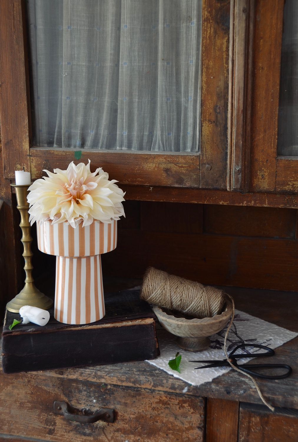 Grosse handgemachte Streifenschale, in beige