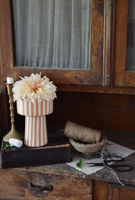 Grosse handgemachte Streifenschale, in beige Grosse handgemachte Streifenschale, in beige