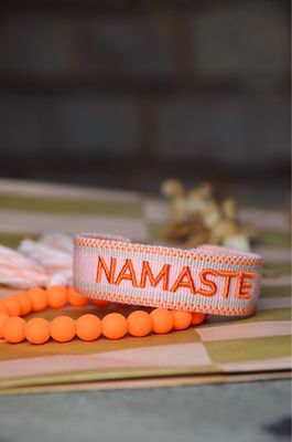 “Namaste” gewebtes Armband in verschiedenen Farben “Namaste” gewebtes Armband in verschiedenen Farben