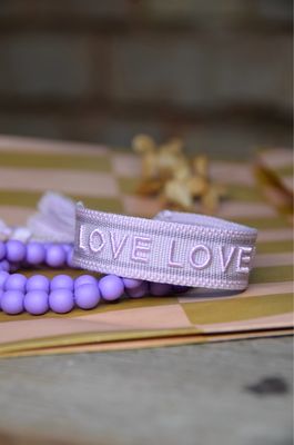 “Love Love Love” gewebtes Armband in Lila “Love Love Love” gewebtes Armband in Lila
