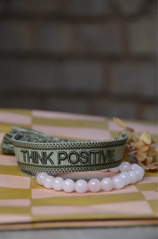 “Think Positive” gewebtes Armband in Olivgrün “Think Positive” gewebtes Armband in Olivgrün