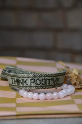 “Think Positive” gewebtes Armband in Olivgrün “Think Positive” gewebtes Armband in Olivgrün