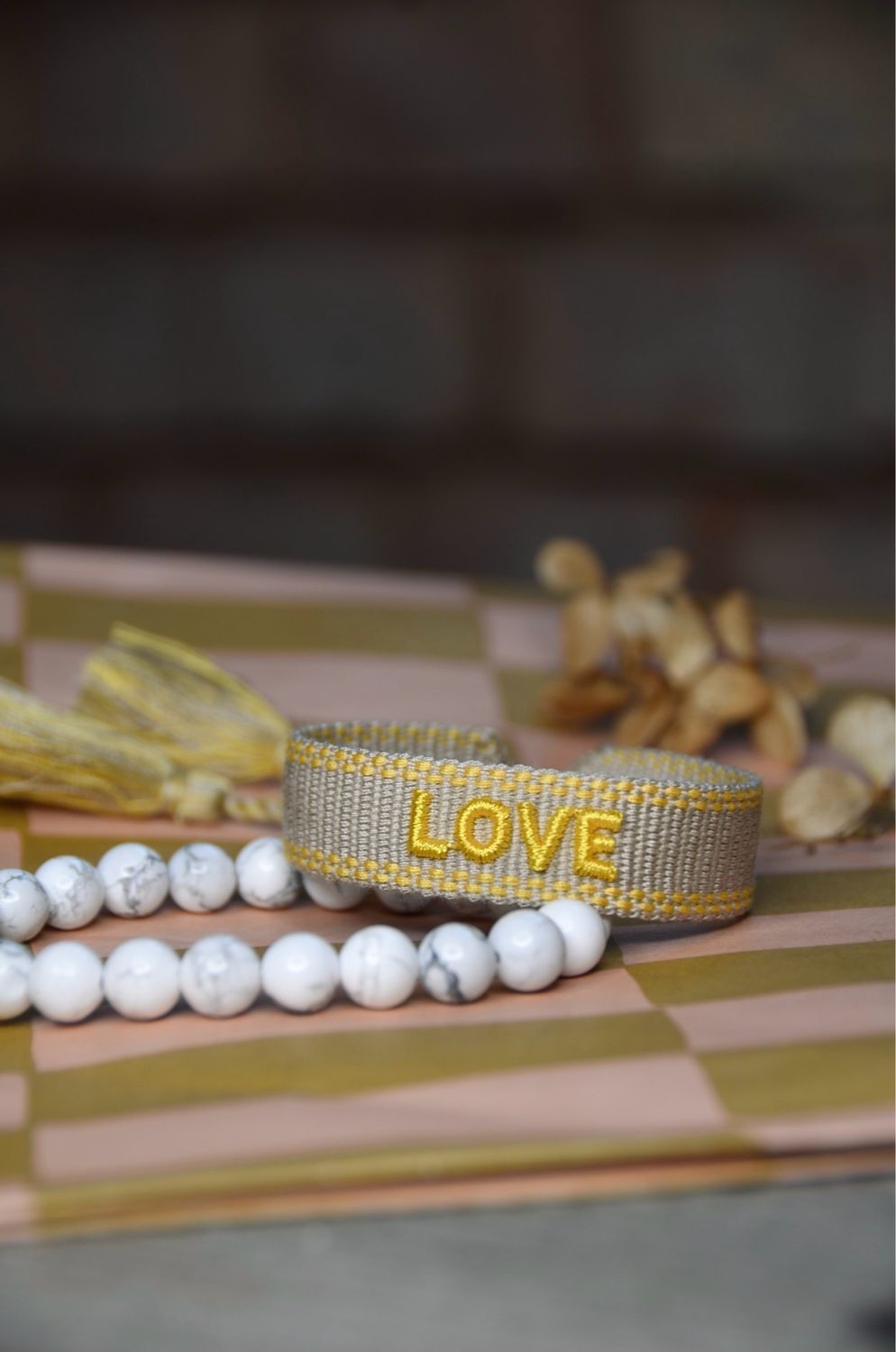 “Love” gewebtes Armband in verschiedenen Farben