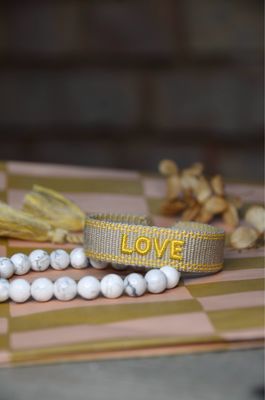“Love” gewebtes Armband in verschiedenen Farben “Love” gewebtes Armband in verschiedenen Farben