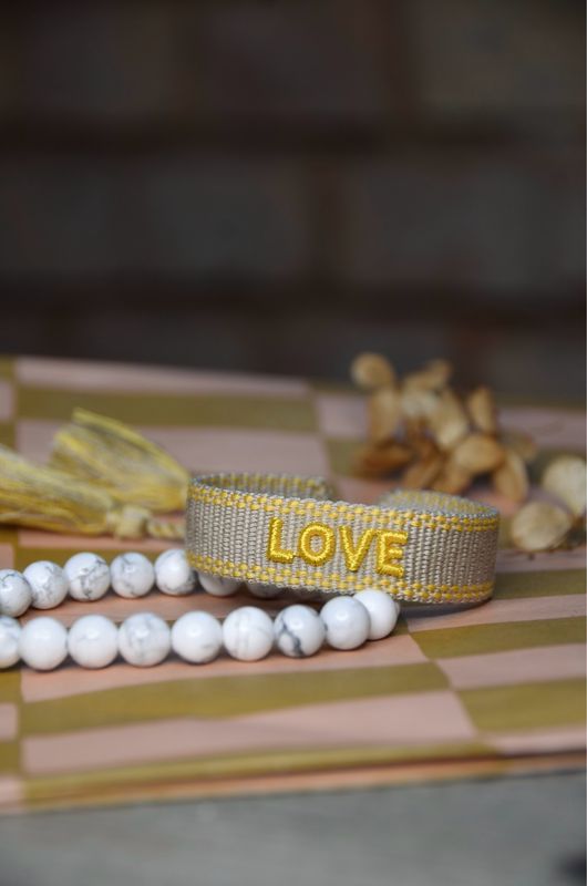 “Love” gewebtes Armband in verschiedenen Farben “Love” gewebtes Armband in verschiedenen Farben