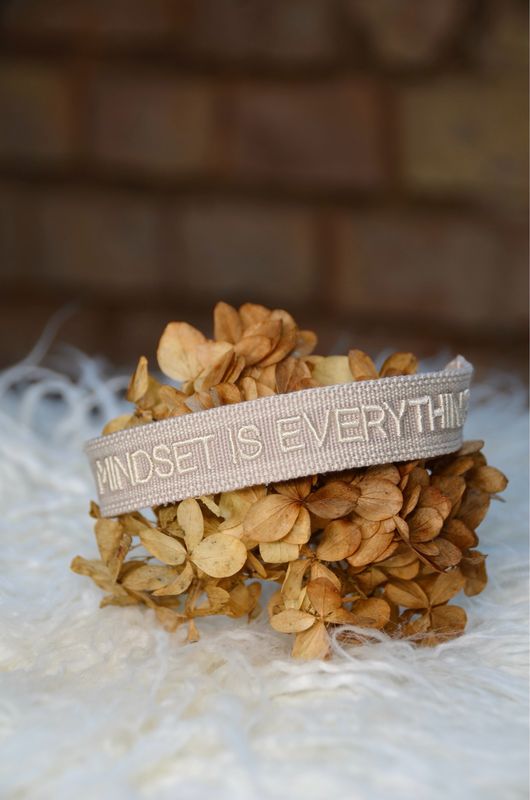 “Mindset is everything” gewebtes Armband in Grau und Beige “Mindset is everything” gewebtes Armband in Grau und Beige