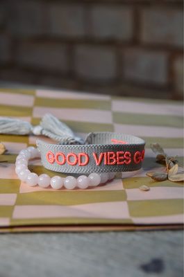 “Good Vibes Good Life” gewebtes Armband in Grau und Neonpink “Good Vibes Good Life” gewebtes Armband in Grau und Neonpink