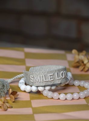 “Smile Love Dream” gewebtes Armband in Hellgrau und hellem Olivgrün “Smile Love Dream” gewebtes Armband in Hellgrau und hellem Olivgrün
