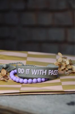 “Do it with passion” gewebtes Armband in Olivgrün und Lila “Do it with passion” gewebtes Armband in Olivgrün und Lila