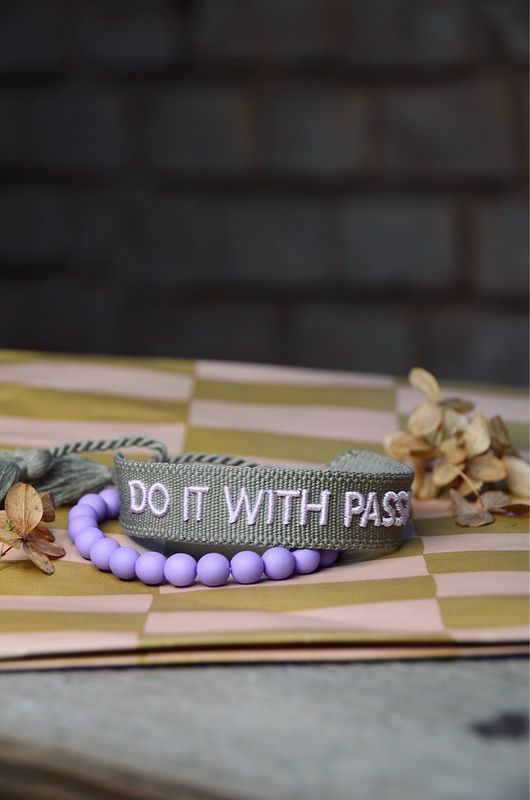 “Do it with passion” gewebtes Armband in Olivgrün und Lila “Do it with passion” gewebtes Armband in Olivgrün und Lila