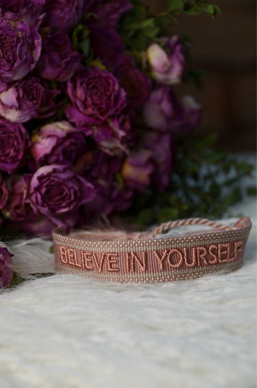 “Believe in yourself” gewebtes Armband in Rosatönen “Believe in yourself” gewebtes Armband in Rosatönen
