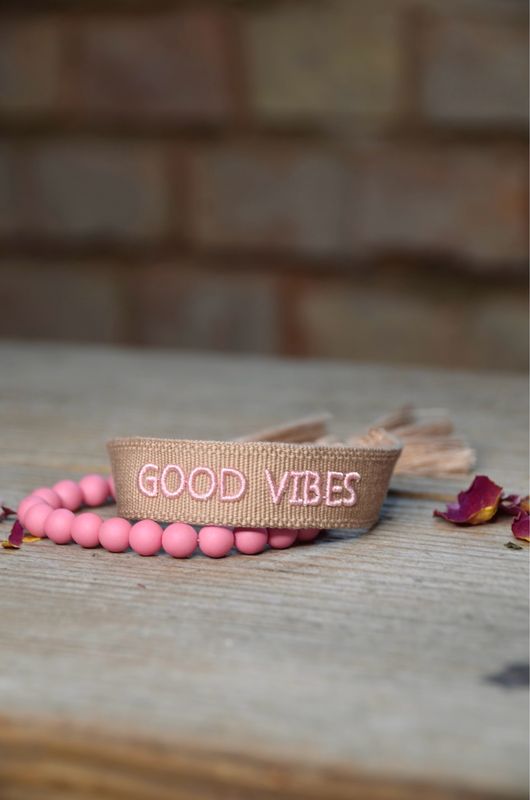 “Good Vibes” gewebtes Armband in Altrosa und Rosa “Good Vibes” gewebtes Armband in Altrosa und Rosa