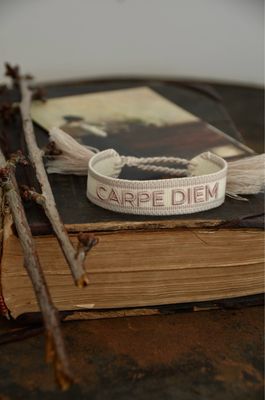 “Carpe Diem” gewebtes Armband in Grau, Beige und Altrosa “Carpe Diem” gewebtes Armband in Grau, Beige und Altrosa