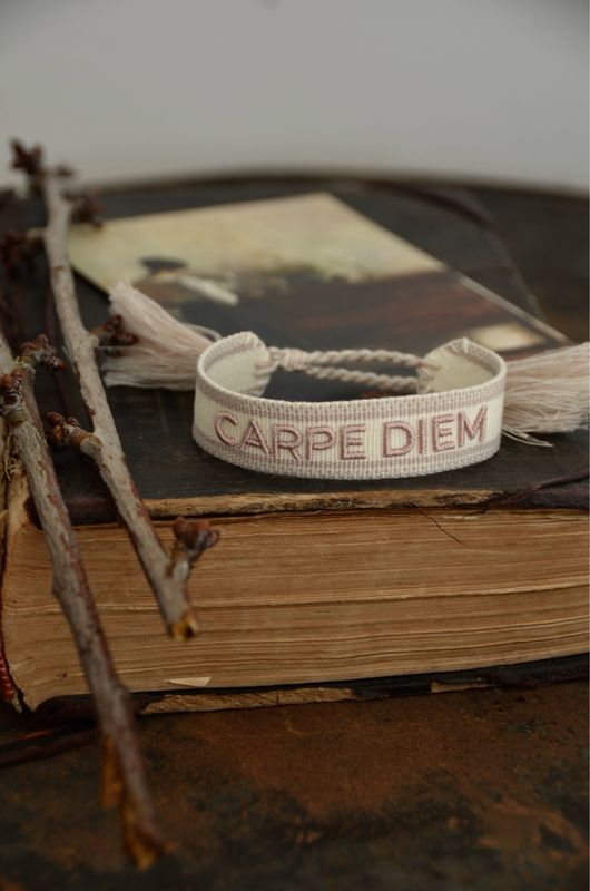 “Carpe Diem” gewebtes Armband in Grau, Beige und Altrosa “Carpe Diem” gewebtes Armband in Grau, Beige und Altrosa