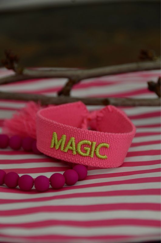 “Magic” gewebtes Armband in Pink und Grün “Magic” gewebtes Armband in Pink und Grün