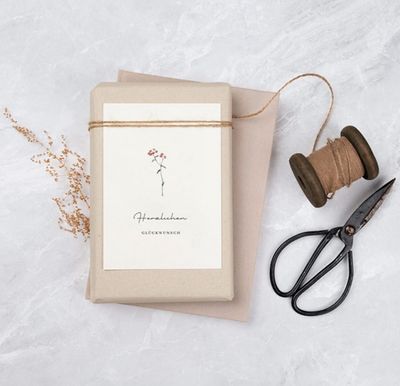 Skandinavische Karte “Herzlichen Glückwunsch” mit zarter Blume Skandinavische Karte “Herzlichen Glückwunsch” mit zarter Blume
