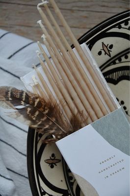 Dunkelbeigefarbene schmale, lange Kerzen Maxi, handgemacht aus Bienenwachs, einzeln und im 10er Pack Dunkelbeigefarbene schmale, lange Kerzen Maxi, handgemacht aus Bienenwachs, einzeln und im 10er Pack