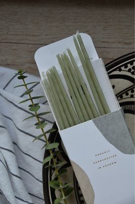 Salbeigrüne schmale, lange Kerzen Maxi, handgemacht aus Bienenwachs, einzeln Salbeigrüne schmale, lange Kerzen Maxi, handgemacht aus Bienenwachs, einzeln