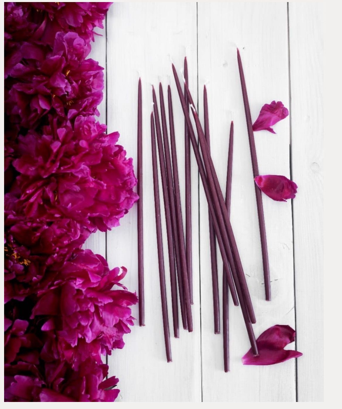 Bordeauxfarbene schmale, kurze Kerzen Slim, handgemacht aus Bienenwachs, einzeln