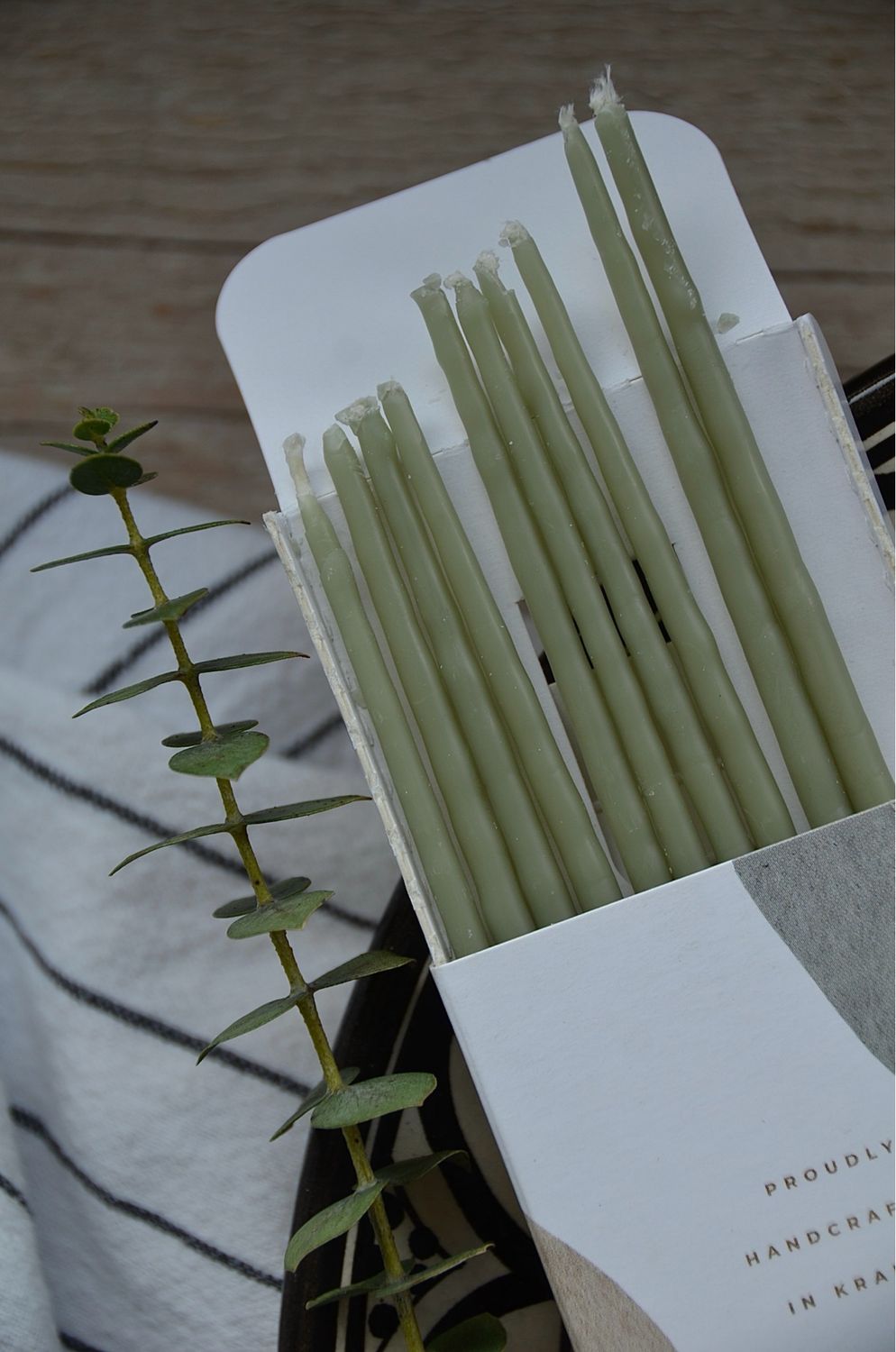Salbeigrüne schmale, kurze Kerzen Slim, handgemacht aus Bienenwachs, einzeln und im 10er Pack