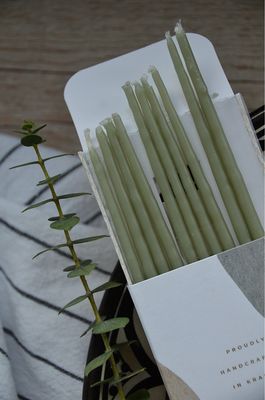 Salbeigrüne schmale, kurze Kerzen Slim, handgemacht aus Bienenwachs, einzeln und im 10er Pack Salbeigrüne schmale, kurze Kerzen Slim, handgemacht aus Bienenwachs, einzeln und im 10er Pack