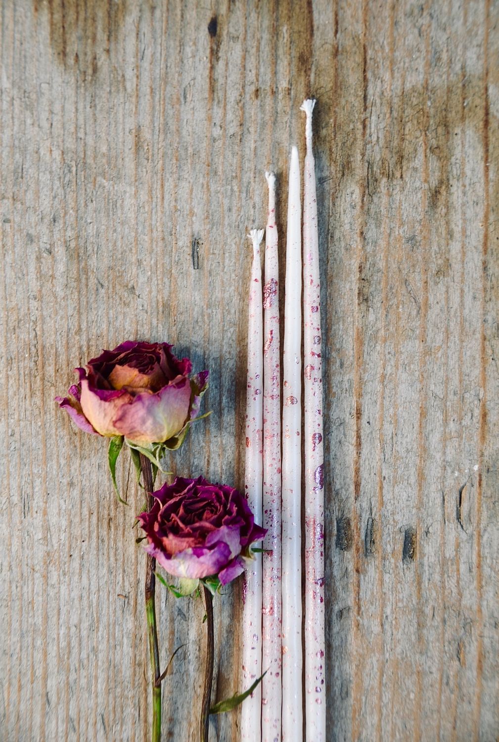 Roségoldene schmale, kurze Kerzen Slim, handgemacht aus Bienenwachs, einzeln