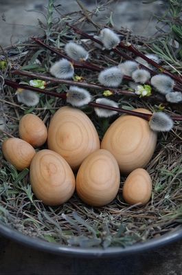 Handgefertigte Holzeier in Kirsche hell