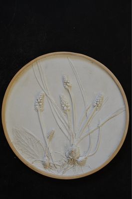 Rundes Relief “Muscari gross” Rundes Relief “Muscari gross”