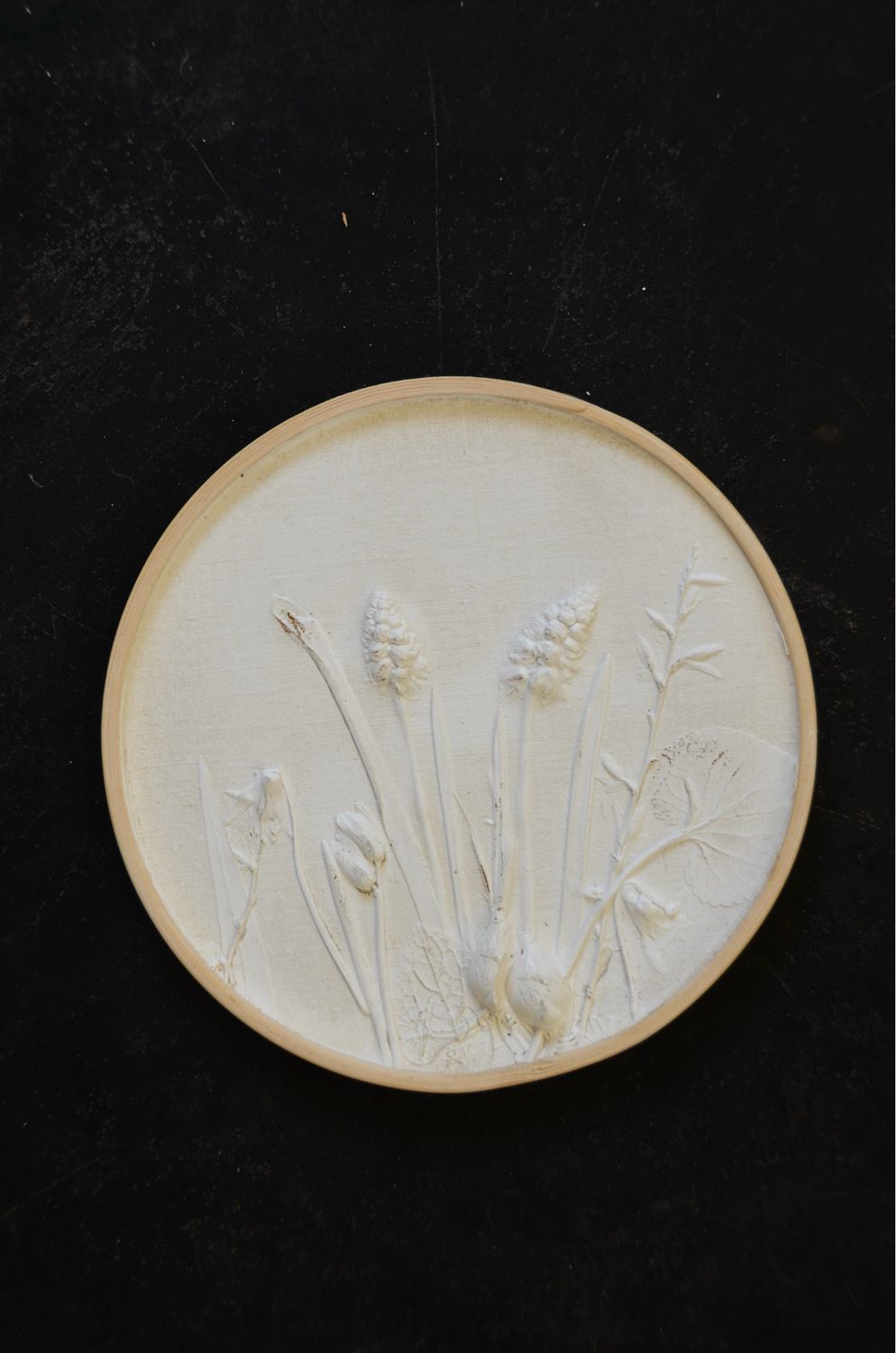Kleines rundes Relief “Muscari”