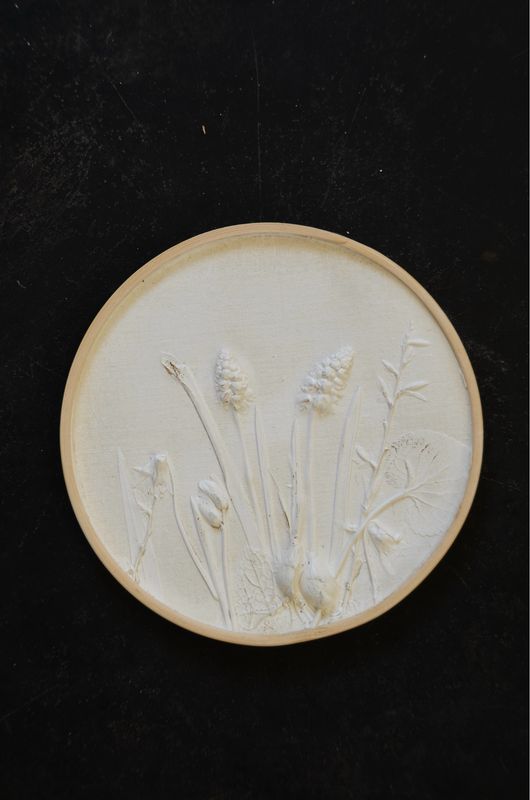Kleines rundes Relief “Muscari”