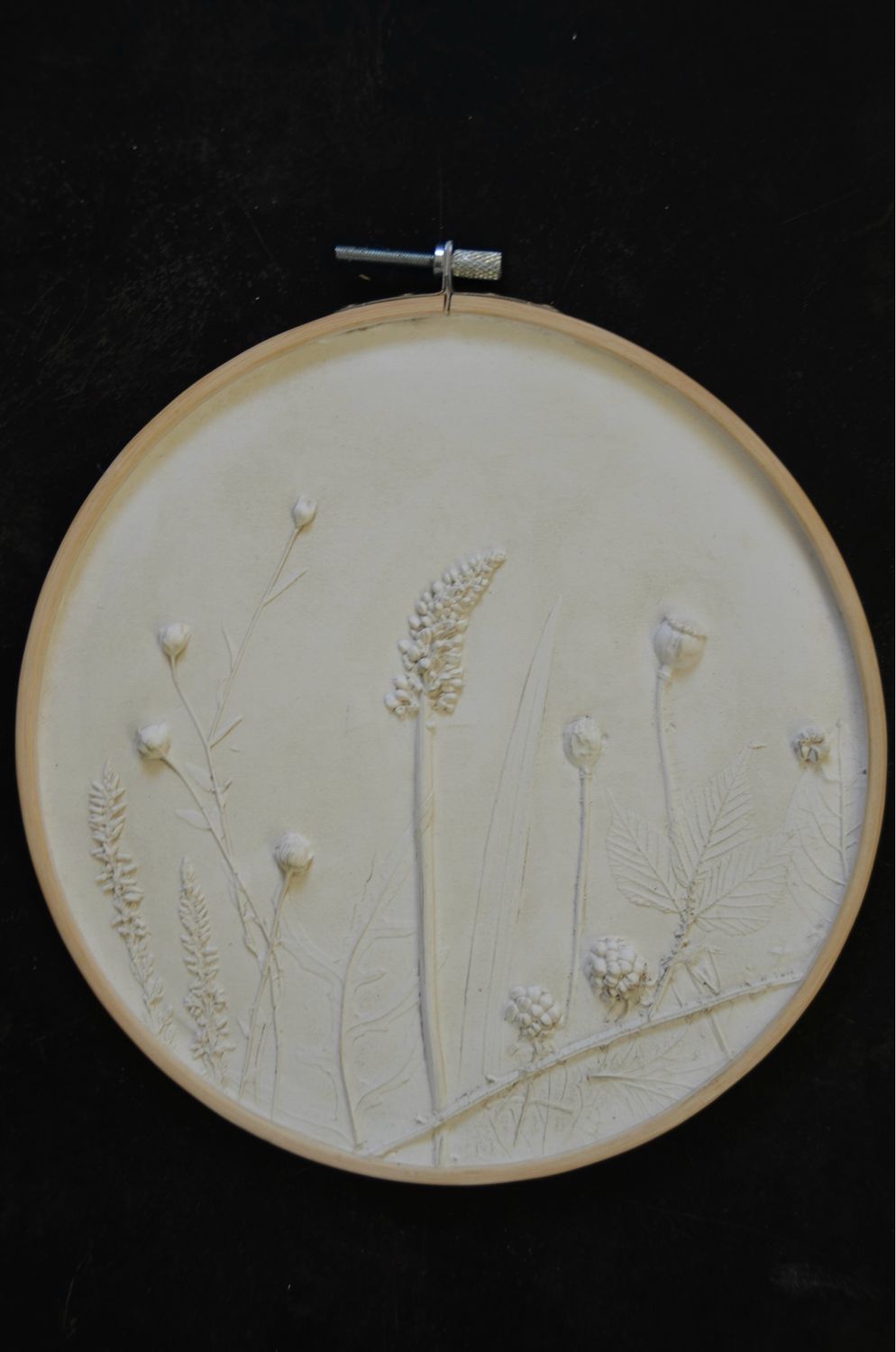 Handgemachtes Relief im Stickrahmen “Beeren und Heide”