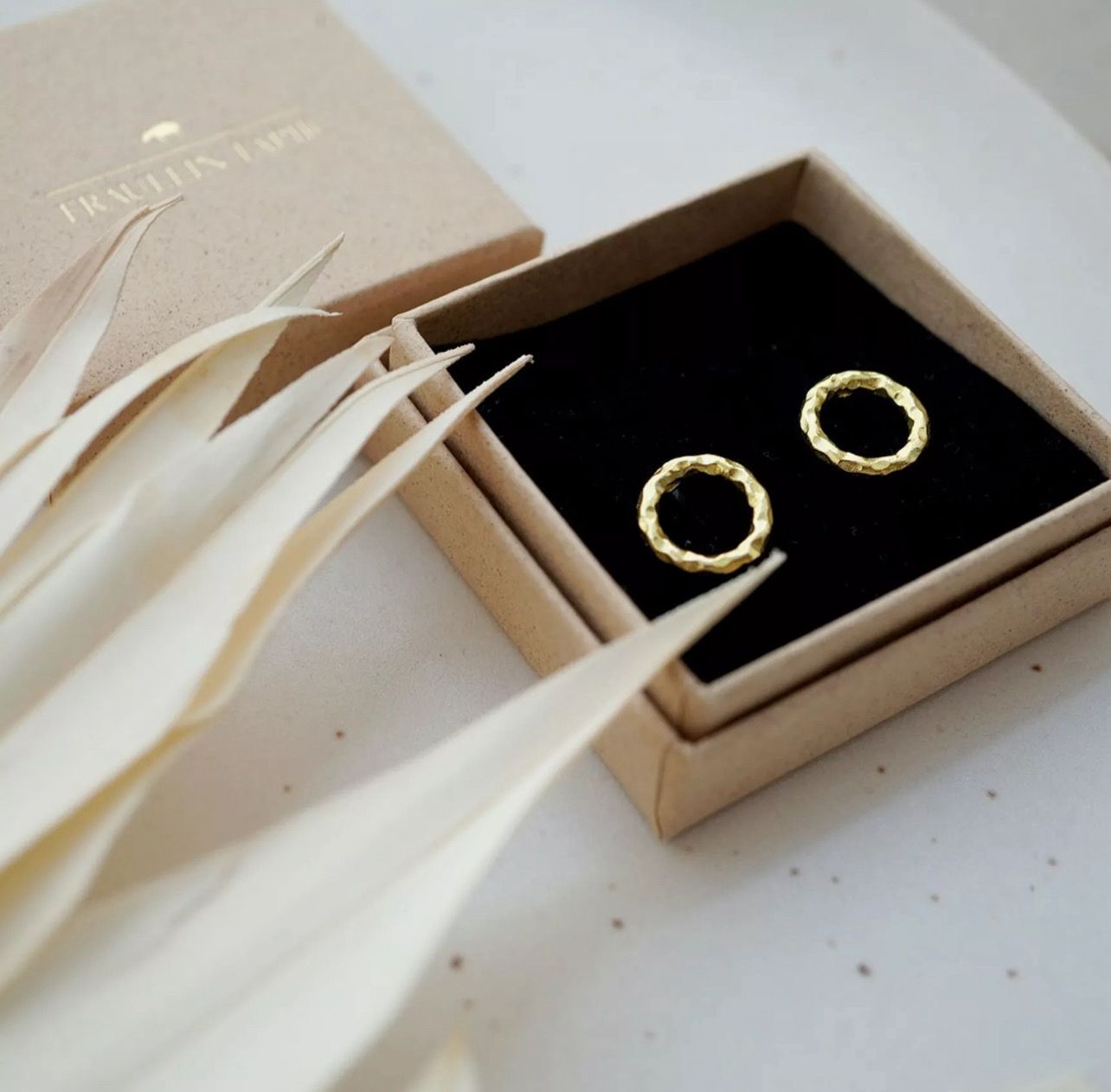Ohrstecker “Structured Ring” (8mm) aus Messing, handgemacht