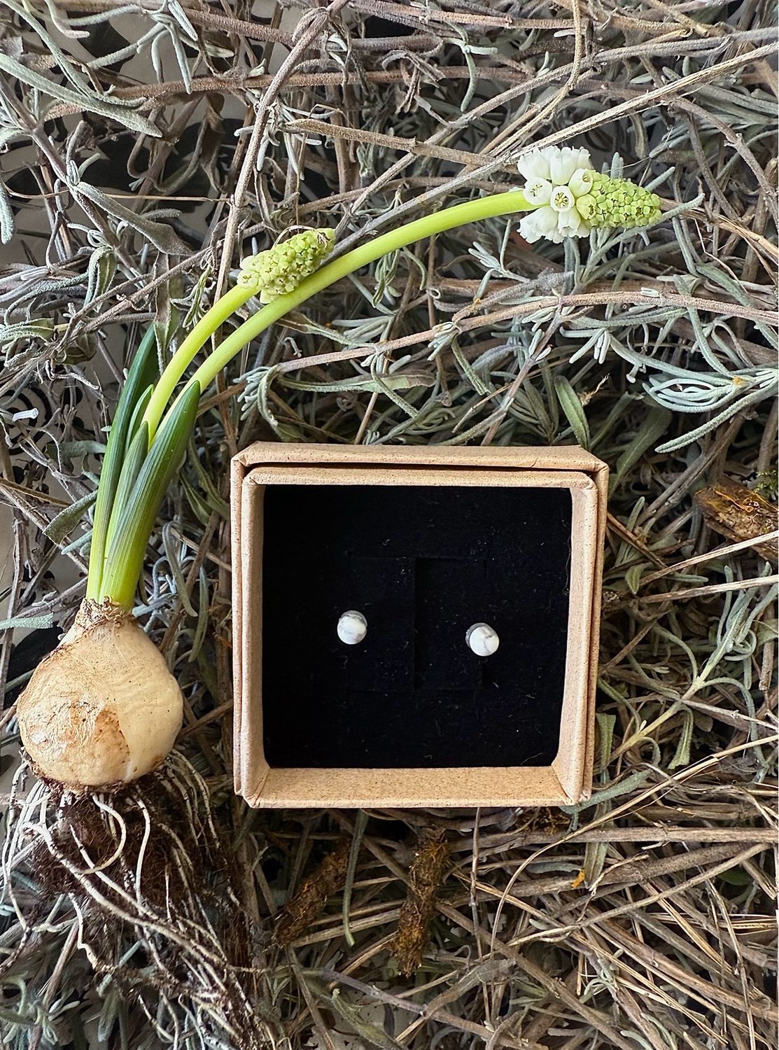 Ohrstecker aus Edelsteinen “Howlith” (6mm) grau/weiss, handgemacht