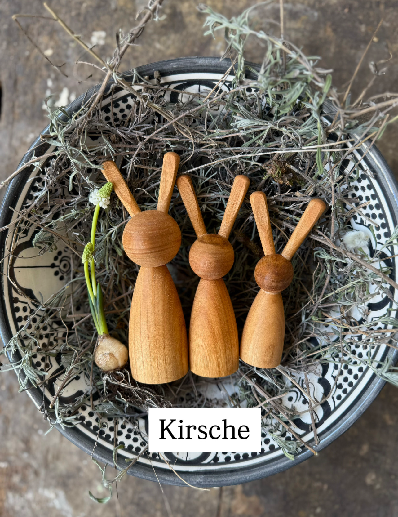 Handgemachte Holzhäschen „Konrad und Martha mit Carlchen und Lotti“ aus heimischem Kirschenholz