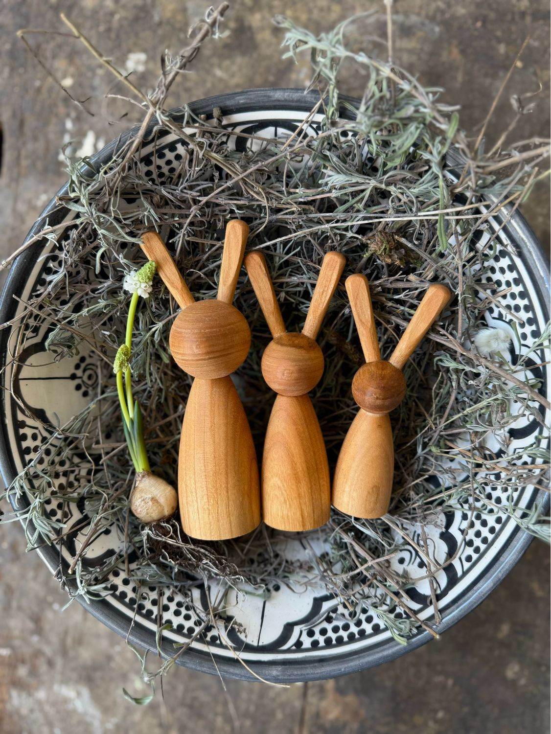 Handgemachte Holzhäschen „Konrad und Martha mit Carlchen und Lotti“ aus heimischem Kirschenholz