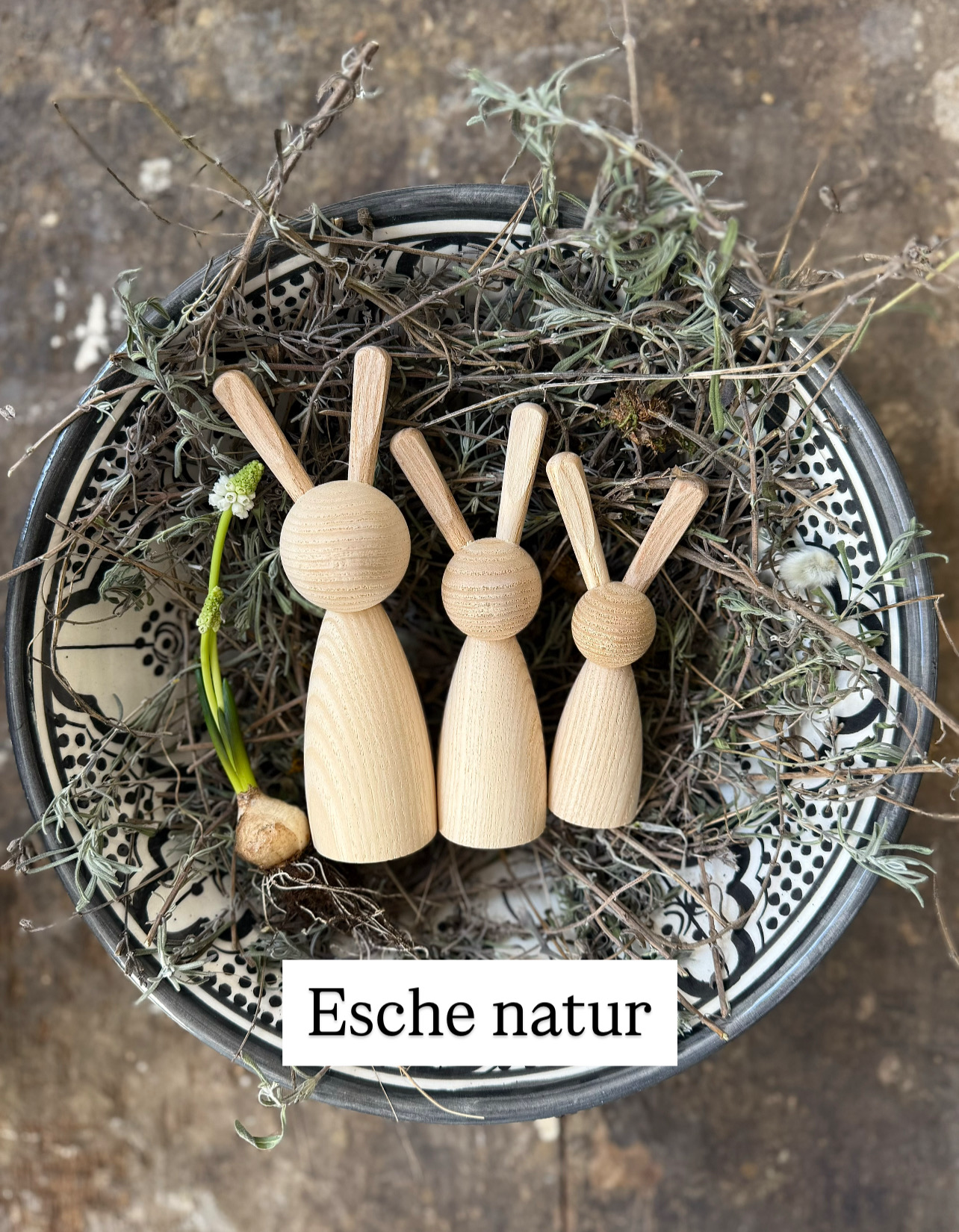 Handgemachte Holzhäschen „Konrad und Martha mit Carlchen und Lotti“ aus heimischem Eschenholz natur und geölt