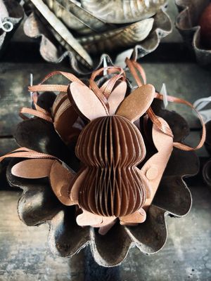 Wabenhase aus braunem Papier