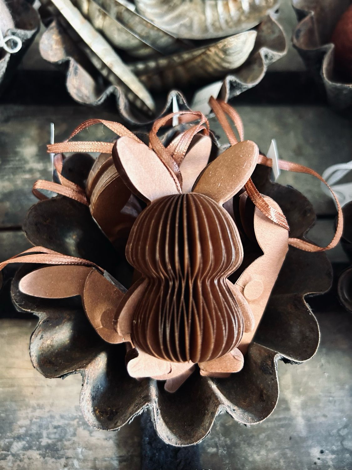 Wabenhase aus braunem Papier