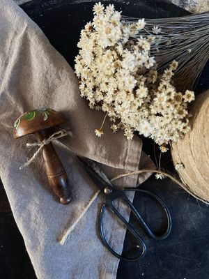Alter Vintage Holzpilz „Blumen“, handbemalt Glückspilz