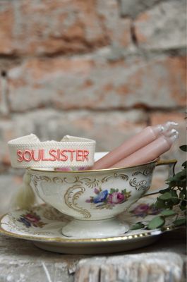 „Soulsister“ gewebtes Armband in beige und rosa