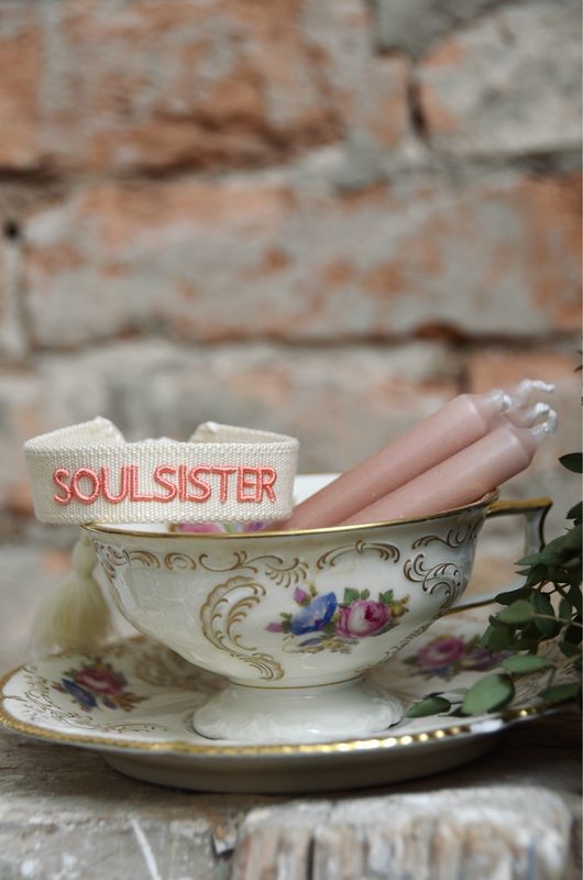 „Soulsister“ gewebtes Armband in beige und rosa „Soulsister“ gewebtes Armband in beige und rosa