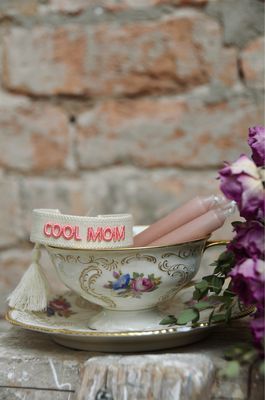 „Cool Mom“ gewebtes Armband in beige und rosa