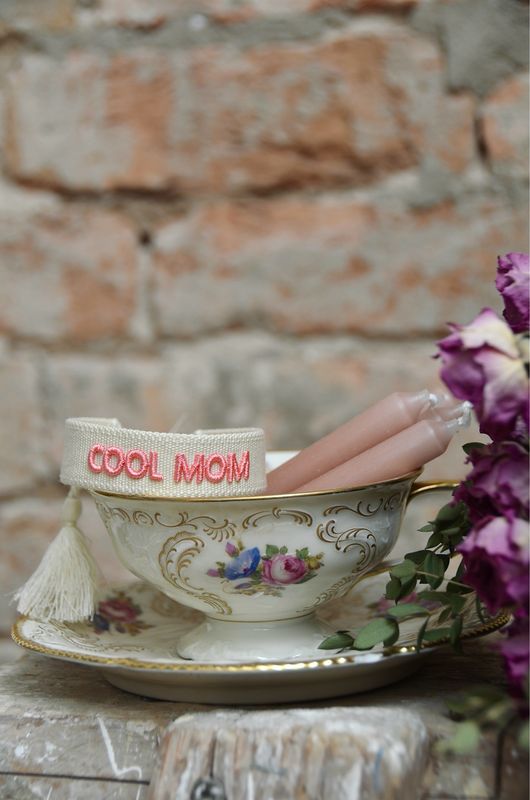 „Cool Mom“ gewebtes Armband in beige und rosa „Cool Mom“ gewebtes Armband in beige und rosa