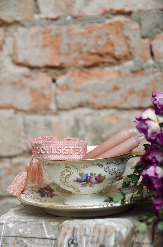 „Soulsister“ gewebtes Armand in rosa mit weiss „Soulsister“ gewebtes Armand in rosa mit weiss