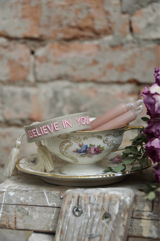 „Believe in your magic“ gewebtes Armband in beigegrau und rosa „Believe in your magic“ gewebtes Armband in beigegrau und rosa