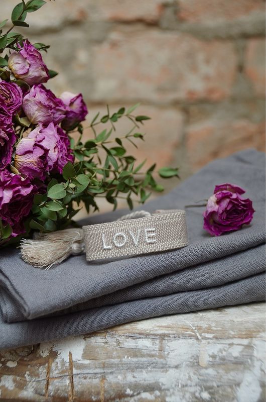 „Love“ gewebtes Armband in graubeige und weiss „Love“ gewebtes Armband in graubeige und weiss