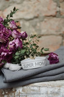 „Super Mom“ gewebtes Armband in graubeige mit weiss