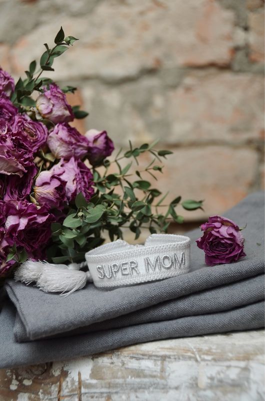 „Super Mom“ gewebtes Armband in graubeige mit weiss „Super Mom“ gewebtes Armband in graubeige mit weiss